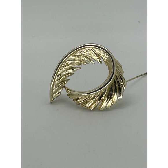 Vintage Lisner Brooch Pin Gold-Tone Curved Feather Elegant 3 Dimensional Design - Picture 5 of 14